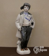 Скульптура "Мальчик с коньками"